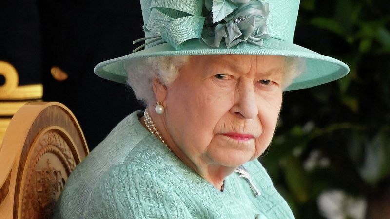 La Reina Isabel demuestra con un gesto poco propio de la realeza quiénes son familiares favoritos