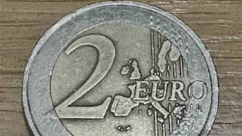 Puede estar en tu viejo baúl: La moneda valiosa de 2 euros valorada en miles de euros que te llevará por un viaje a Ceuta