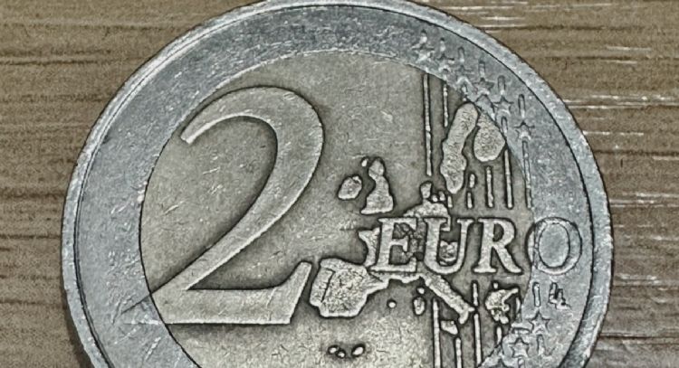 Puede estar en tu viejo baúl: La moneda valiosa de 2 euros valorada en miles de euros que te llevará por un viaje a Ceuta