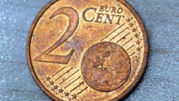 La joya numismática de 2002: ¿Tu moneda de 2 euros podría valer más de 5000 euros en los jardines de Sevilla?