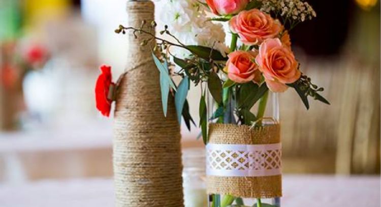 No tires las botellas de vino: recicla y conviértelas en elegantes floreros para decorar tu hogar sin gastar mucho