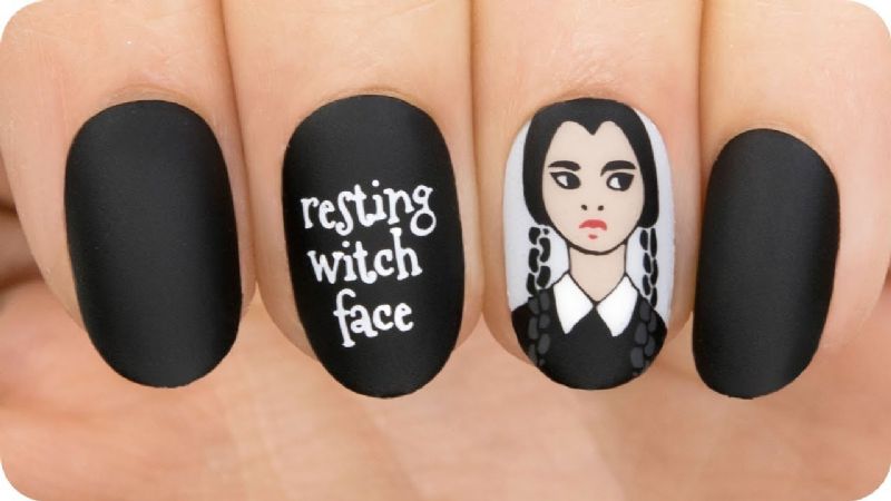Un Toque de Locura en las Uñas: Nail Art inspirado en Los Locos Addams